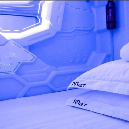 Met A Space Pod At Arab Street Singapur Exteriér fotografie