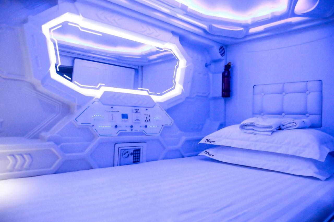 Met A Space Pod At Arab Street Singapur Exteriér fotografie