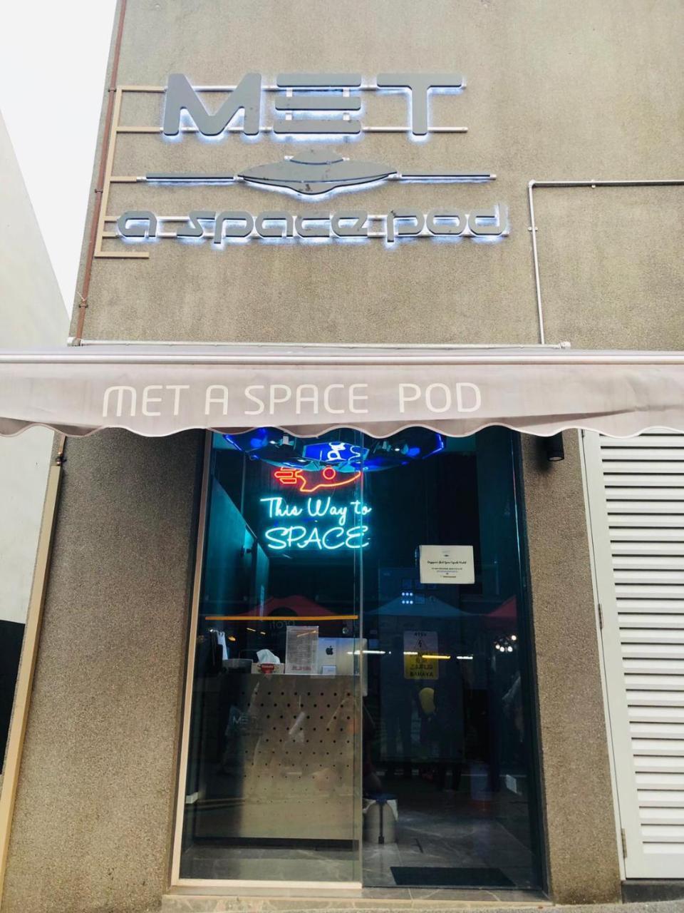 Met A Space Pod At Arab Street Singapur Exteriér fotografie