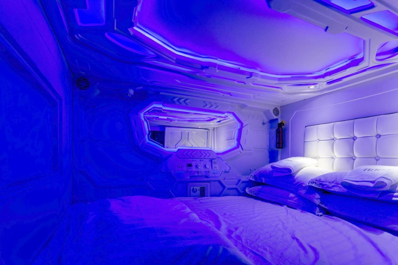 Met A Space Pod At Arab Street Singapur Exteriér fotografie