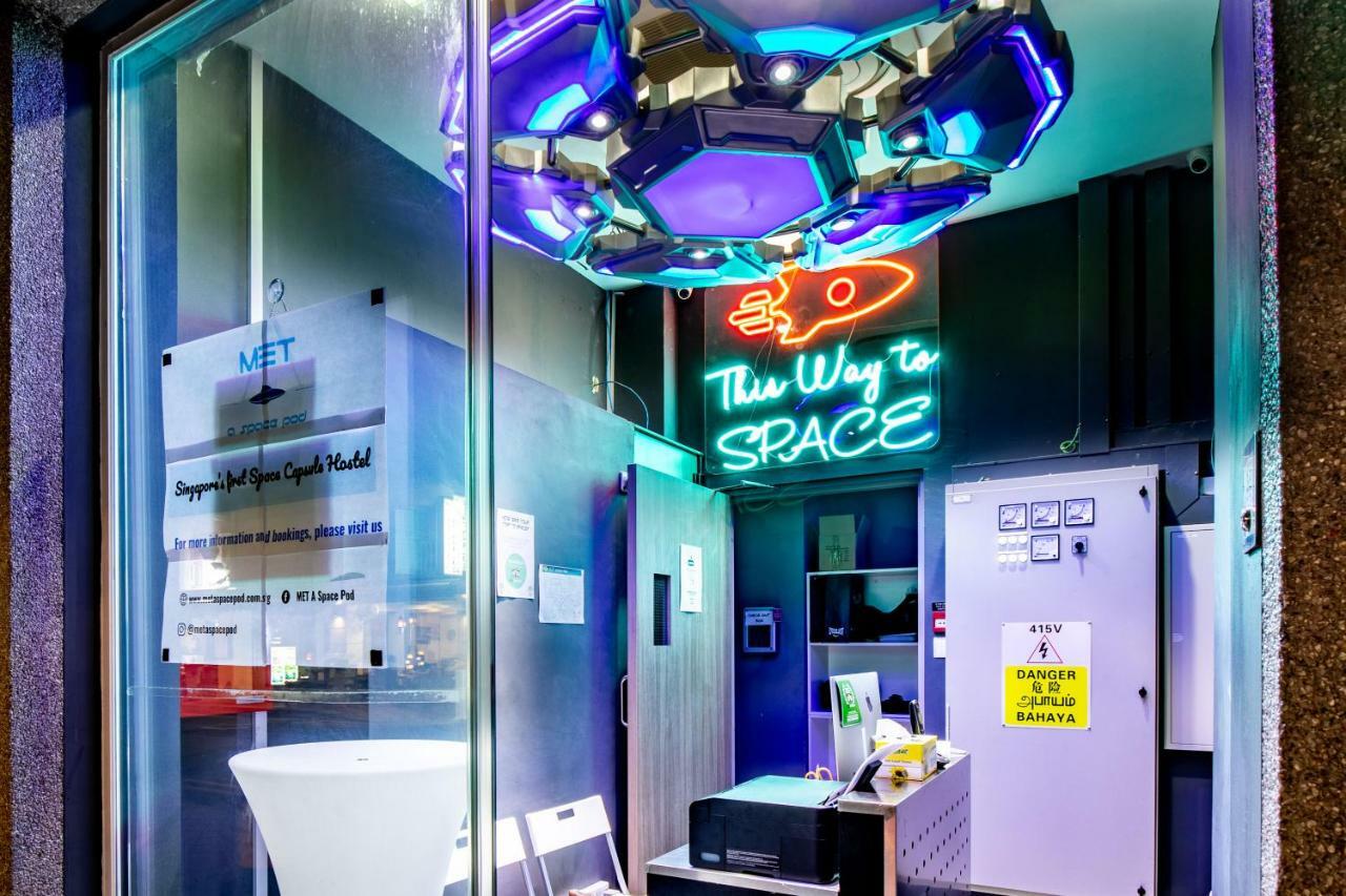Met A Space Pod At Arab Street Singapur Exteriér fotografie